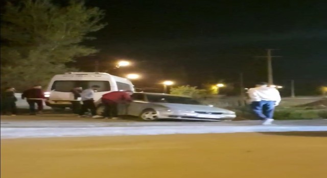 Iğdırda yol vermeye çalışan otomobil kaza yaptı