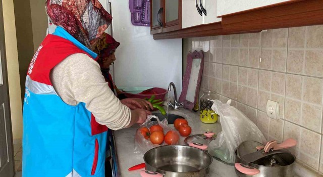 İhtiyaç sahiplerinin temizliği ve iftarı Vefa ekibinden