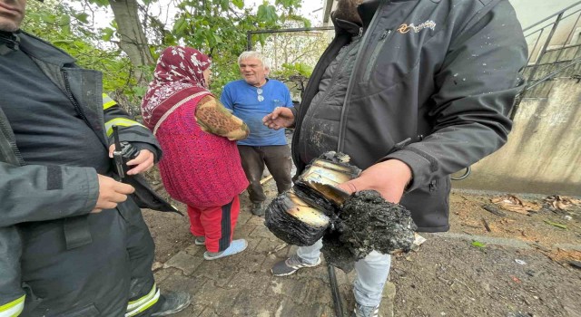 İki katlı binanın çatısı alev alev yandı: 30 bin TLlik birikimi kül oldu