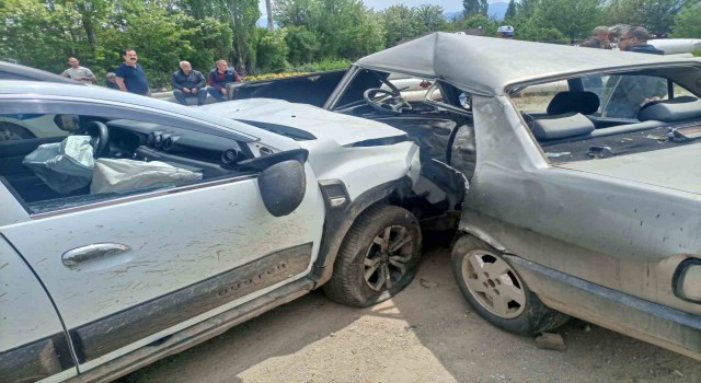 İki otomobil kafa kafaya çarpıştı: 1i ağır toplam 6 kişi yaralandı