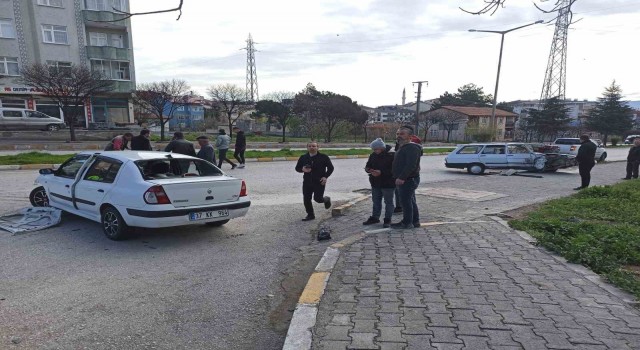 İki otomobil kavşakta çarpıştı: 2 yaralı