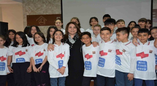 İl Milli Eğitim Müdürü Pervin Töre, TIMSS 2023 uygulamasında Eskişehiri ve Türkiyeyi temsil edecek öğrenciler ile bir araya geldi