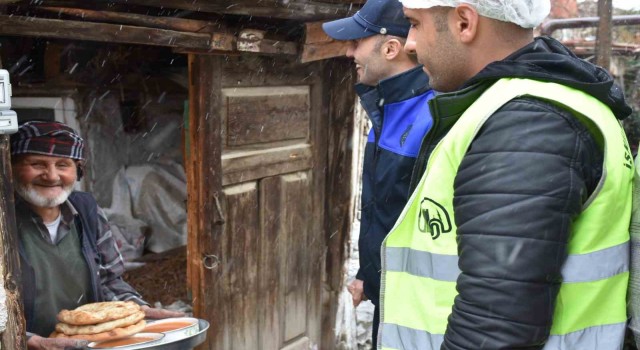 İlçede kurulan aşevinde ocaklar her gün ihtiyaç sahibi aileler ve depremzedeler için yanıyor