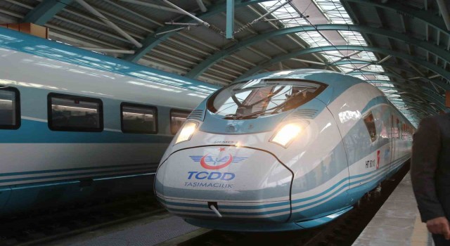 İlk seferine çıkan Yüksek Hızlı Tren Sivasa ulaştı