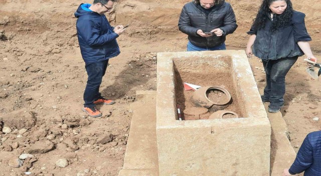 İnşaat temel kazısında bulunan Roma dönemine ait lahitin içinden 3 küp çıktı