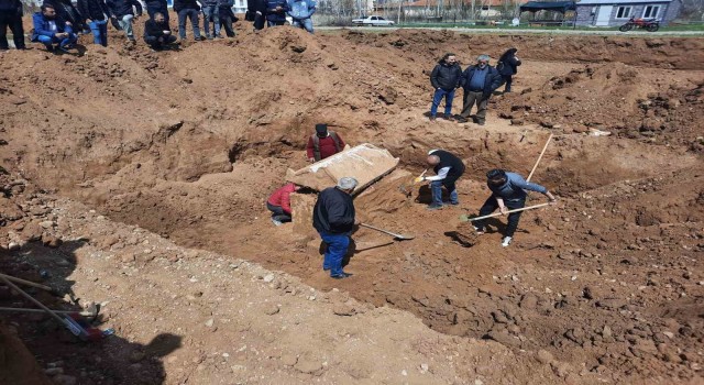 İnşaat temeli kazısında antik döneme ait lahit bulundu