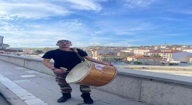 İnsanları sahura sokak hayvanları ile birlikte kaldırıyor