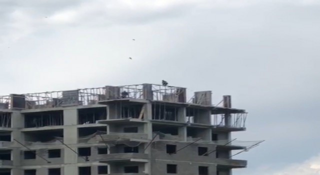 İnşat işçisinin tehlikeli anları kamerada