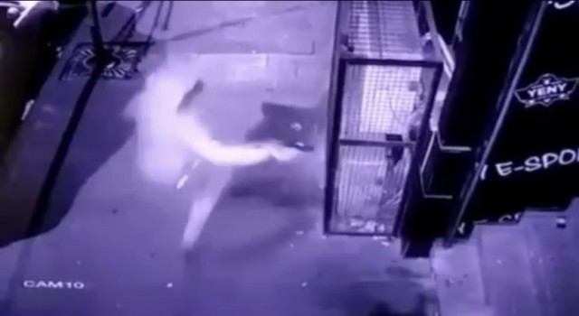 İnternet kafeye silahlı saldırı kameraya yansıdı: Kovaladığı gence ateş açtı