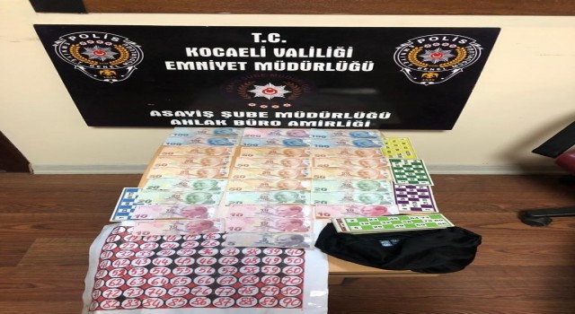 İş yerinde kumar oynatırken yakalandı, toplanan bin 365 TLye el konuldu