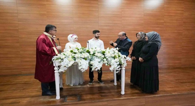İşitme engelli çift, Fadıloğlunun kıydığı nikahla evlendi