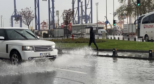 İstanbul Anadolu Yakasında sağanak yağış etkili oluyor