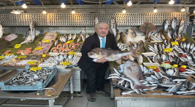 İstanbulda balıkçılar 20 kiloluk Mercan balığı yakaladı
