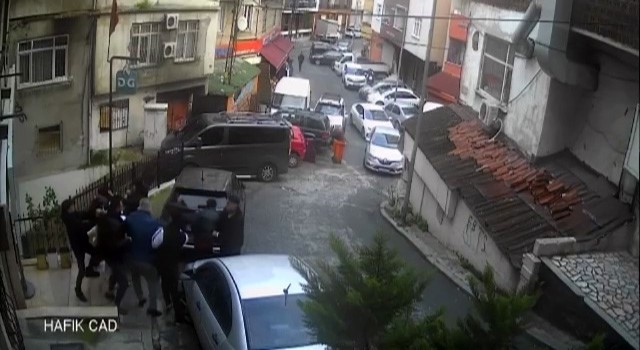 İstanbulda dehşet anları kamerada: İşyerini basan gruptan bir kişi silahla havaya defalarca ateş açtı