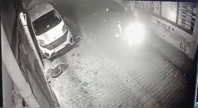 İstanbulda dehşet anları kamerada: Motosikletini yakıp, işyerini kurşunladılar