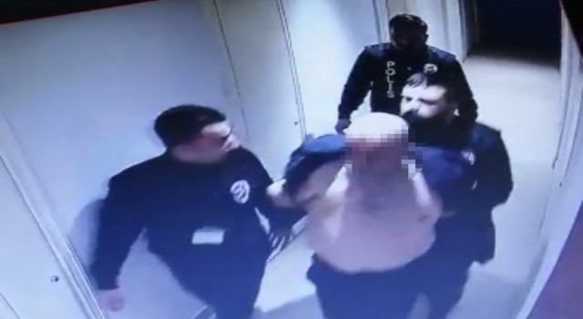 İstanbulda film gibi gasp kamerada: İş adamını kelepçeleyip kaçırdılar