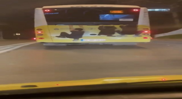 İstanbulda İETT otobüsünün arkasında örümcek adam yolculuğu kamerada