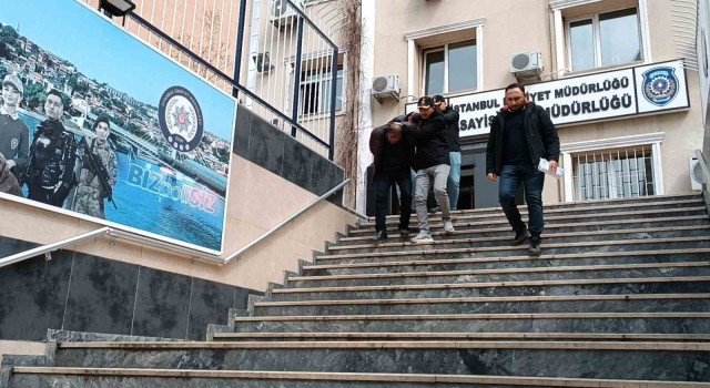 İstanbulda kendilerini polis ve savcı olarak tanıtarak insanları dolandıran 2 şüpheli yakalandı