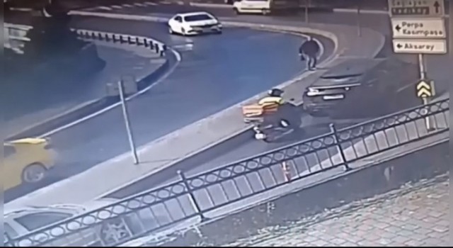 İstanbulda lüks araçla navigasyon kazası kamerada: Kuryeye 300 euro verip kaçtılar
