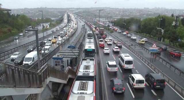 İstanbulda sağanak yağış trafiği kilitledi