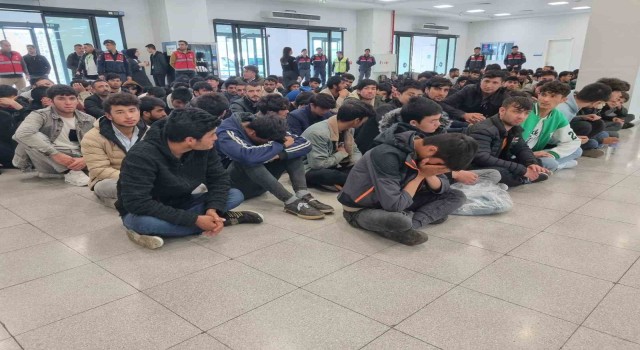İstanbuldan 138 düzensiz Afgan göçmen ülkelerine gönderildi