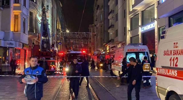 İstiklal Caddesinde otelde yangın paniği: Mahsur kalanları itfaiye ekipleri kurtardı