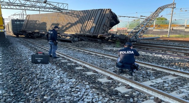 İtalyada yük treni raydan çıktı
