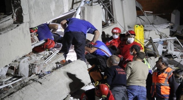 İzmir depreminde yıkılan bina için belediye görevlilerine hapis talebi