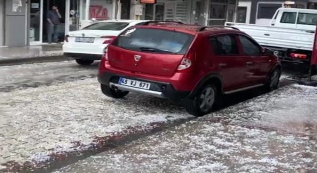 İzmir Menemende dolu yağışı etkili oldu