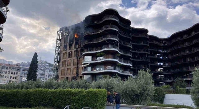 İzmirde 8 katlı sitede yeniden yükselen alevler paniğe neden oldu