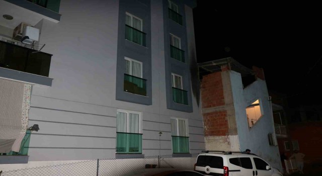 İzmirde alkollü şahıs eski sevgilisinin evine molotof attı