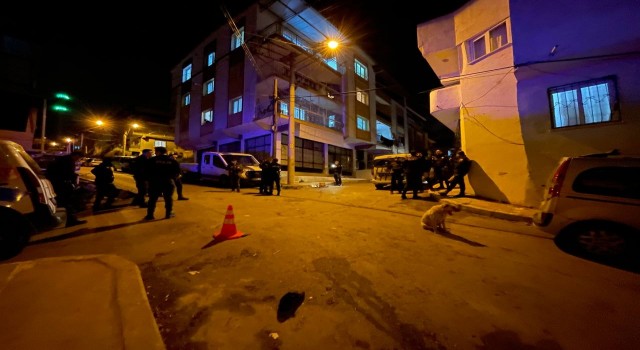 İzmirde bıçaklı kavga: 1i ağır 2 yaralı