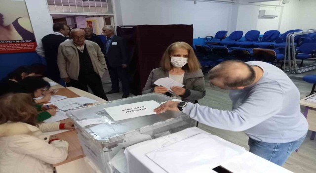 İzmirde çifte vatandaşlar Bulgaristan seçimleri için sandık başında