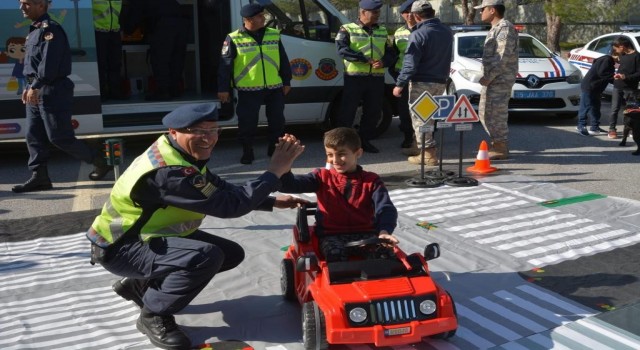 İzmirde jandarmadan depremzede çocuklarla trafik etkinliği