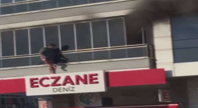 İzmirde korkutan yangın: Dakikalarca balkonda mahsur kaldı