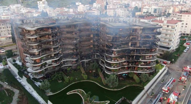İzmirde küle dönen 8 katlı sitenin yönetiminden itfaiyeye tepki