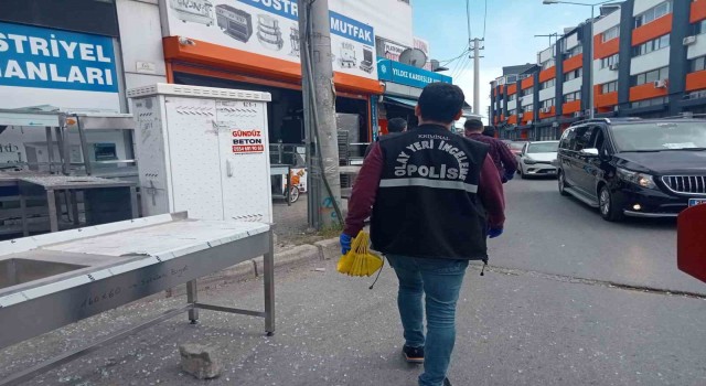 İzmirde motosikletli saldırgan iş yerlerini taradı: 1i ağır 3 yaralı