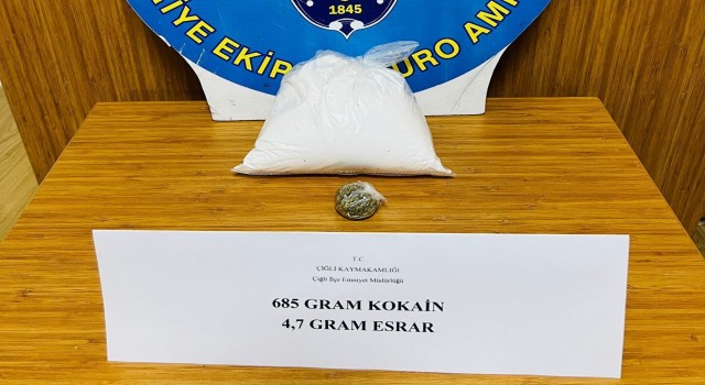 İzmirde polisin akıl dolu taktiğiyle yüklü miktarda kokain yakalandı