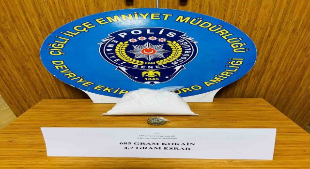 İzmir'de polisten kaçan araçta kokain ele geçirildi: 1 tutuklama