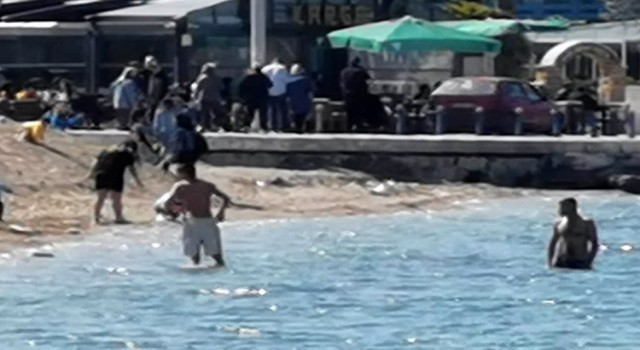 İzmirde sıcak havayı fırsat bilenler denize girdi
