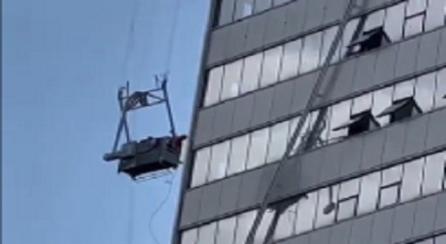 İzmirde tehlikeli anlar: Halat koptu, havada asılı kaldılar