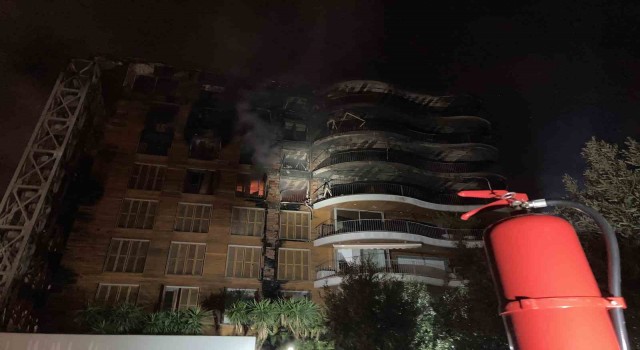 İzmirdeki büyük site yangını 7 saatin ardından kontrol altına alındı