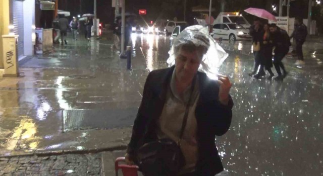 İzmiri nisan ayında sağanak vurdu