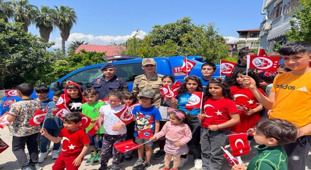 Jandarma 23 Nisanda çocukları unutmadı