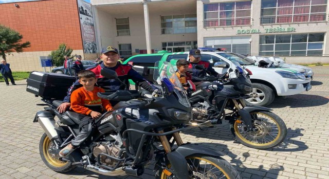 Jandarma depremzede çocukları unutmadı