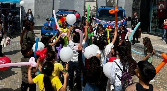 Jandarma ekipleri çocukları trafik hakkında bilgilendirdi