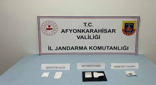 Jandarma ekipleri şüphelendikleri araç içerisindeki şahıslar üzerinde uyuşturucu madde ele geçirdi