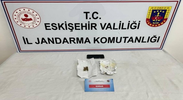 Jandarma ekipleri şüpheli araçta uyuşturucu ele geçirdi