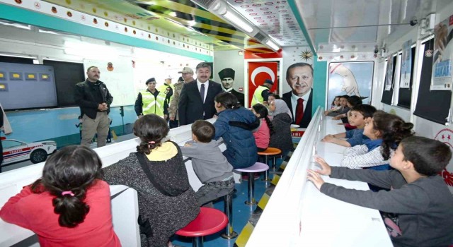 Jandarma Mobil Trafik Eğitim Tırı depremzede çocuklara moral oldu
