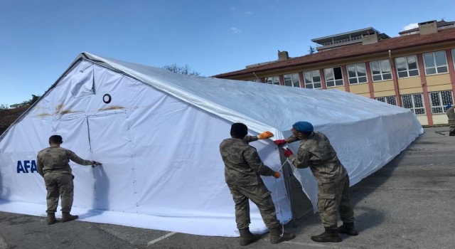 Jandarma öğrenciler için 14 derslik çadır kurdu